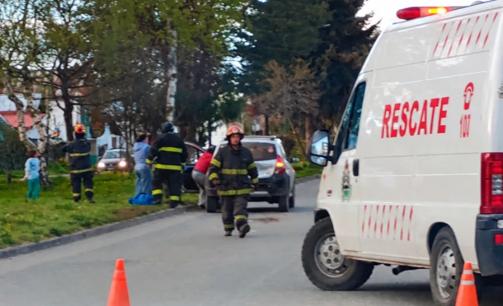 Efectivos policiales trabajaron en el sector para asegurar la zona y realizar las actuaciones correspondientes. Foto Noticias del Bolsón 