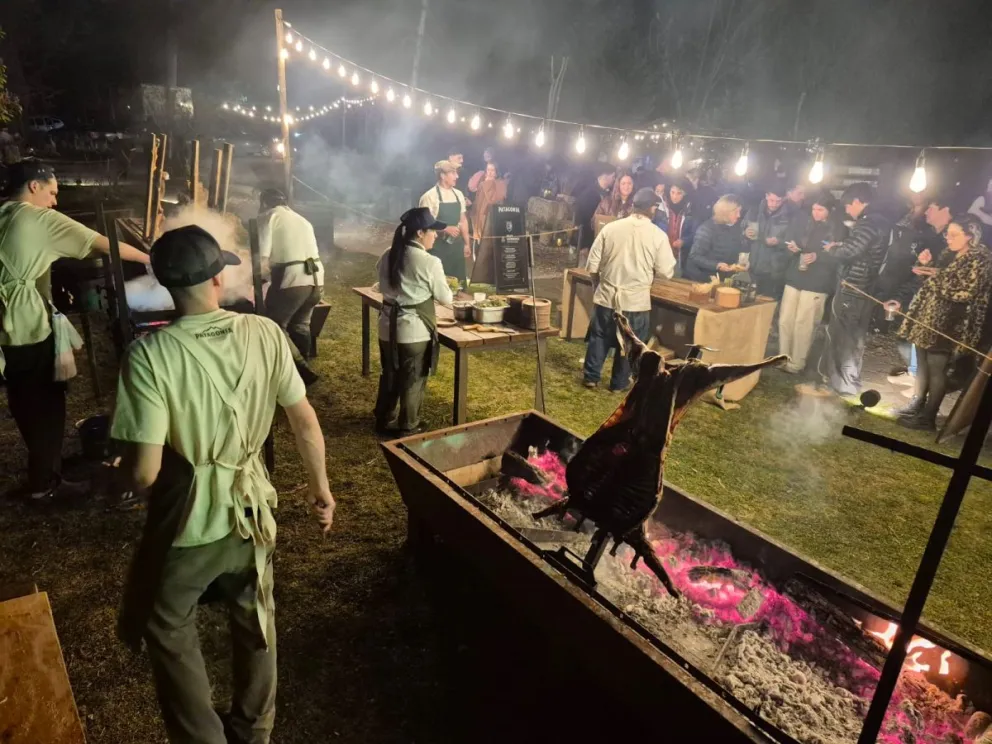 Cordero al asador, truchas ahumadas y cerveza Patagonia: tres íconos que se combinan en una propuesta con auténtico sabor a sur.