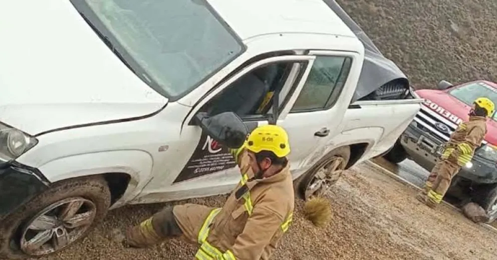Los bomberos asistieron al conductor y realizaron maniobras para poner al vehículo nuevamente sobre la ruta.