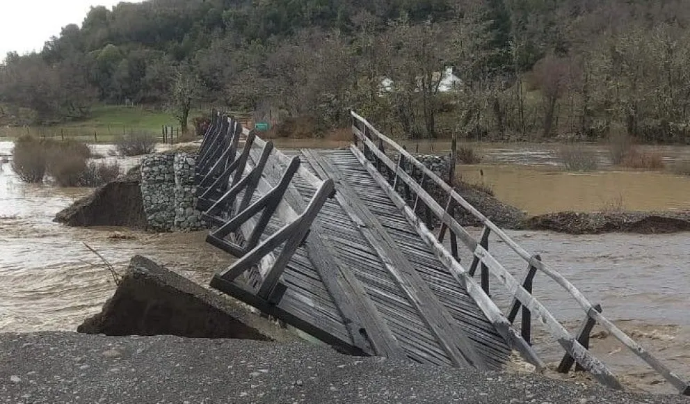 Dámaso Larraburu señaló que, en principio, quizá podría utilizarse un puente Bailey. Imágenes gentileza del Parque Nacional Nahuel Huapi.