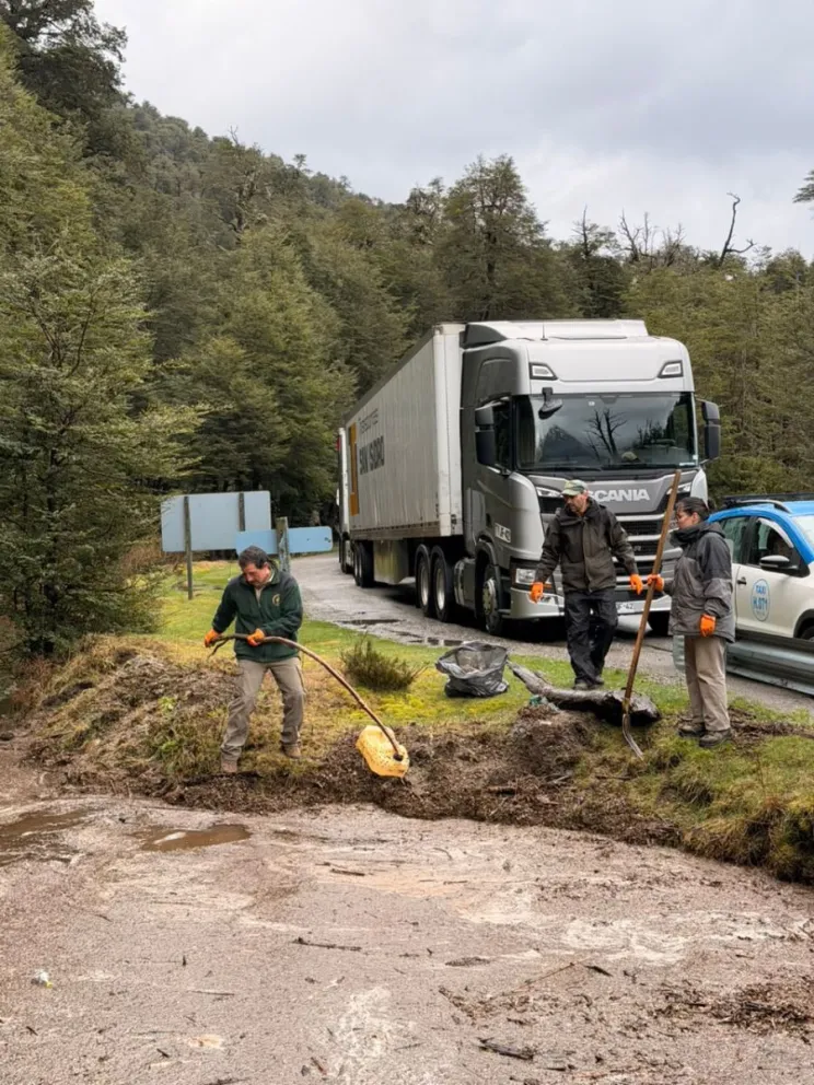 Los residuos que no solo quedan en el bosque sino que además, llegan a los cursos de ríos y arroyos del tramo. 