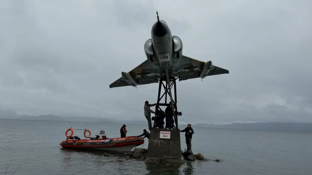 Continuarán con otras tareas en la base del avión. Fotos y video, gentileza de Ezequiel Fernández.