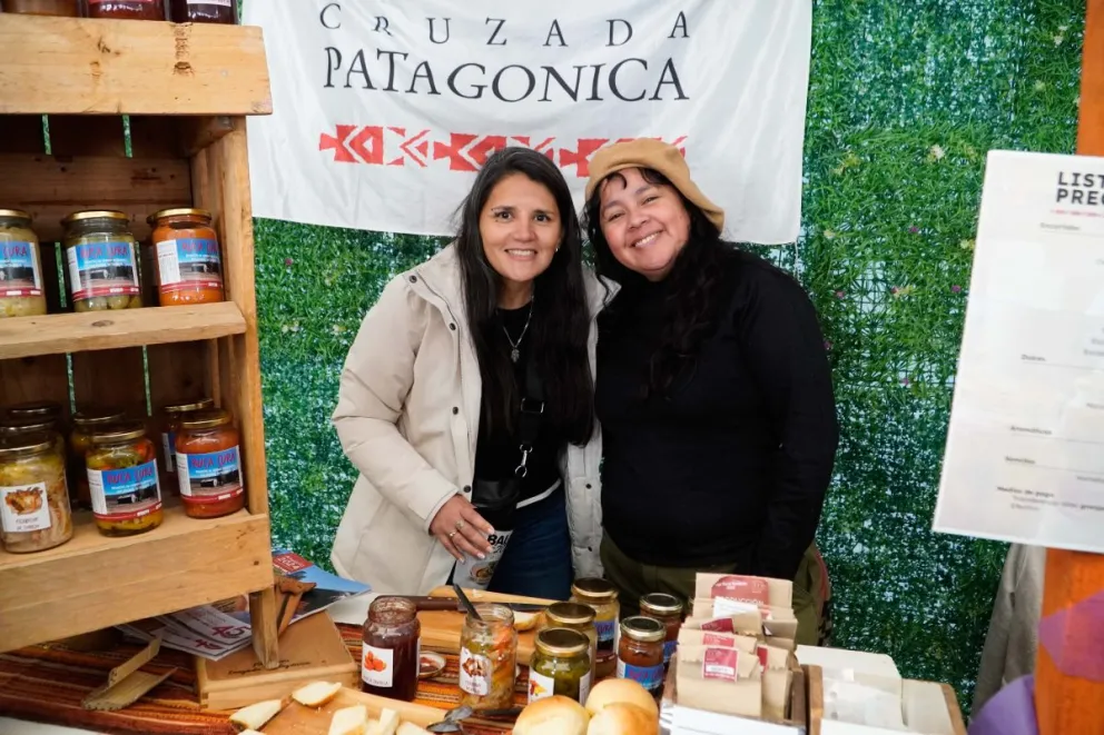 La intendenta de Pilcaniyeu y la docente de la Escuela de Pilca Viejo en el puesto de la Feria BALC. Foto: Facundo Pardo