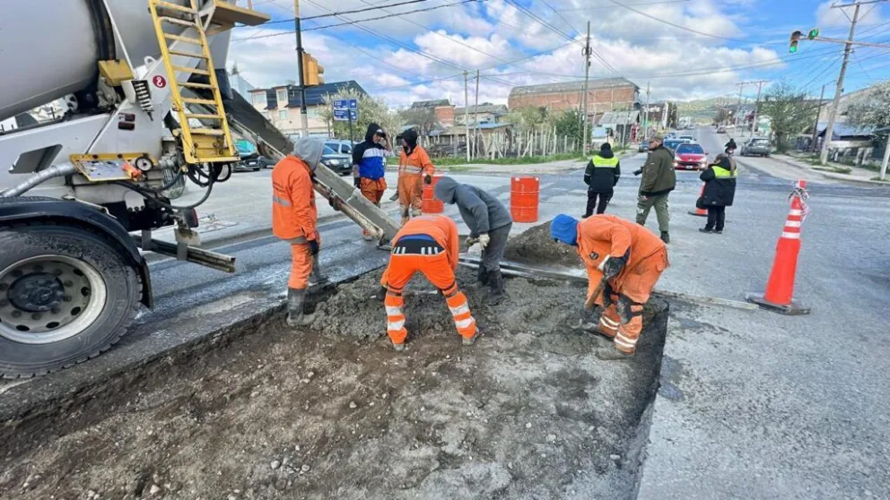 Las tareas comenzaron el martes con la remoción del material deteriorado y continúan con el hormigonado del sector. Fotos Municipalidad de Bariloche.