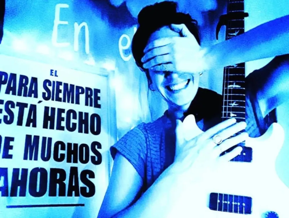 Cinco músicas y una escritora en escena.