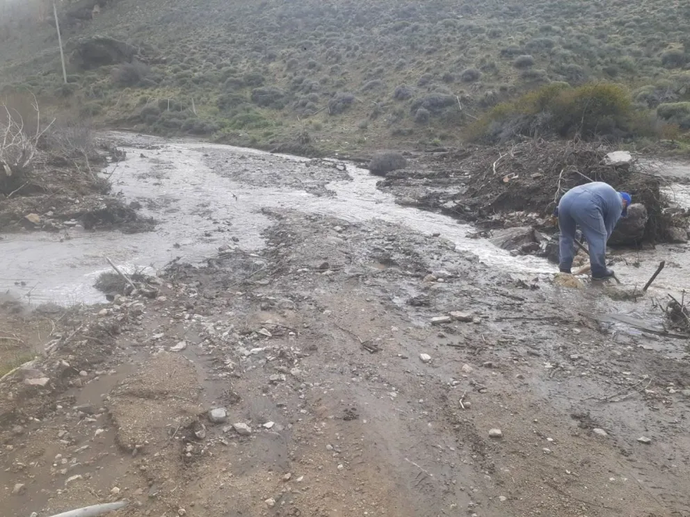 El temporal de lluvia causó destrozos en numerosos caminos rurales. 