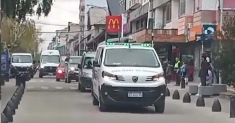 El cortejo fúnebre llegando a las arcadas del Centro Cívico, donde Nahuel y su compañera, vivieron en situación de calle por un tiempo. 