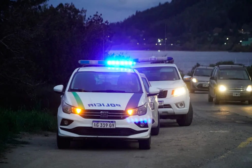 La policía continúa trabajando en la costa del lago. 