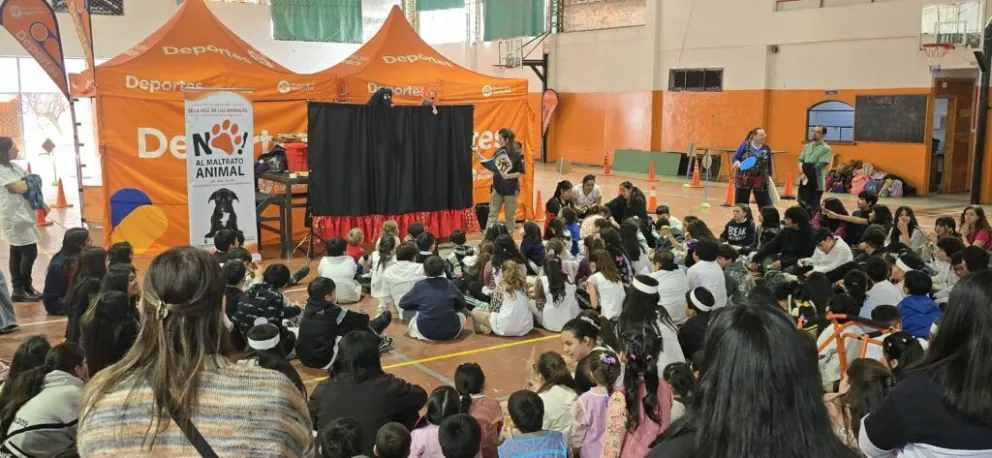 Cientos de chicos disfrutan de la obra aprendiendo sobre el cuidado animal. 