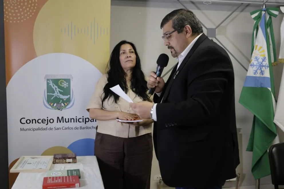 Momento de la asunción de la nueva concejal. Fotos de Eugenia Neme.