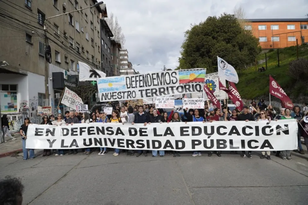 La columna de manifestantes se dirige a la plaza del Centro Cívico. Fotos: Facundo Pardo 