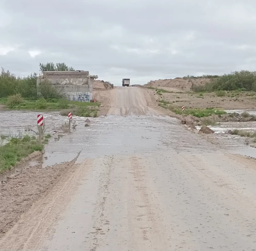 Así está la crecida del arroyo Nahuel Niyeu. 