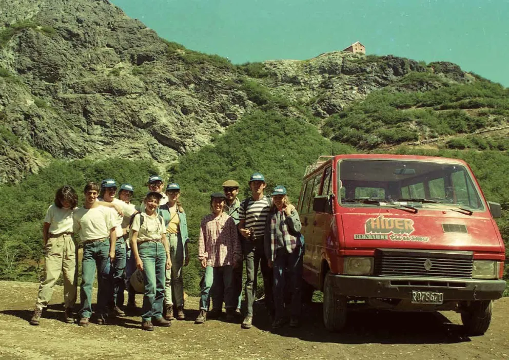 Visitantes sonrientes en las alturas del cerro López. Detrás alcanza a verse el refugio. Gentileza Toncek Arko.