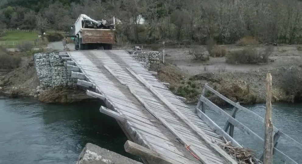 El puente de Pampa Linda sufrió daños por la crecida del río Manso el 27 de septiembre y permanece en proceso de evaluación para su recuperación.