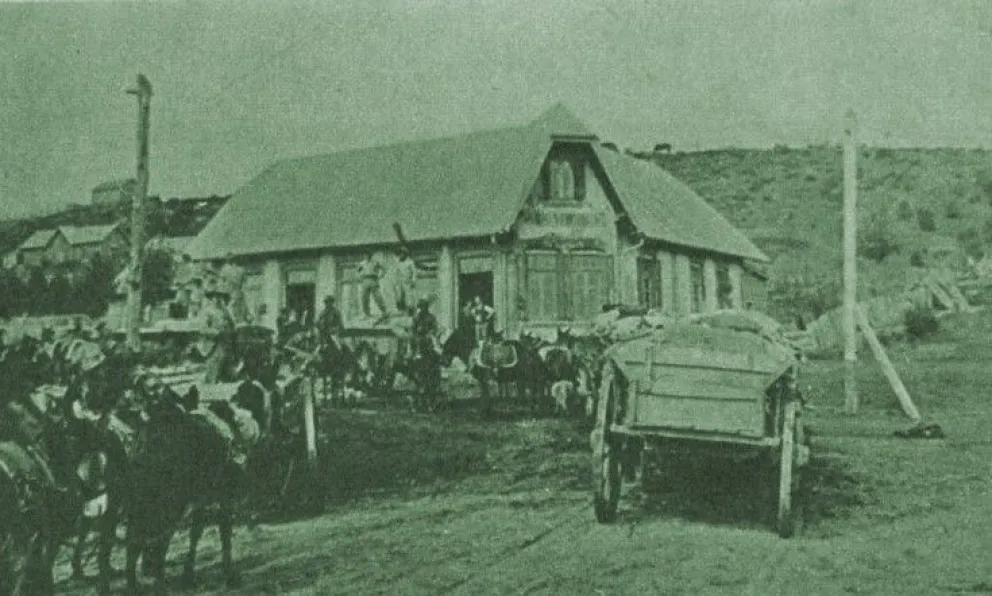 Estampa campera del viejo Bariloche. La foto alude a la primera panadería del pueblo. Se publicó en la revista "Panorama" en 1970.