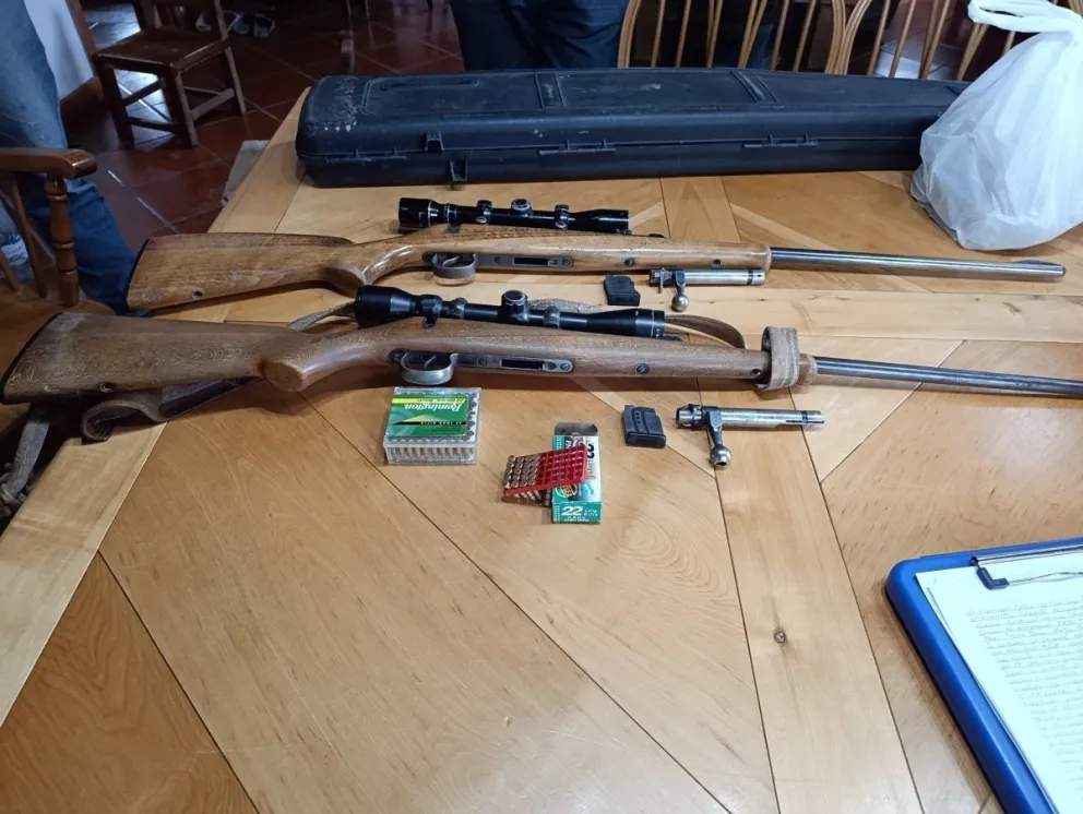 La Policía incautó dos carabinas calibre 22 con miras telescópicas y varias cajas de proyectiles.