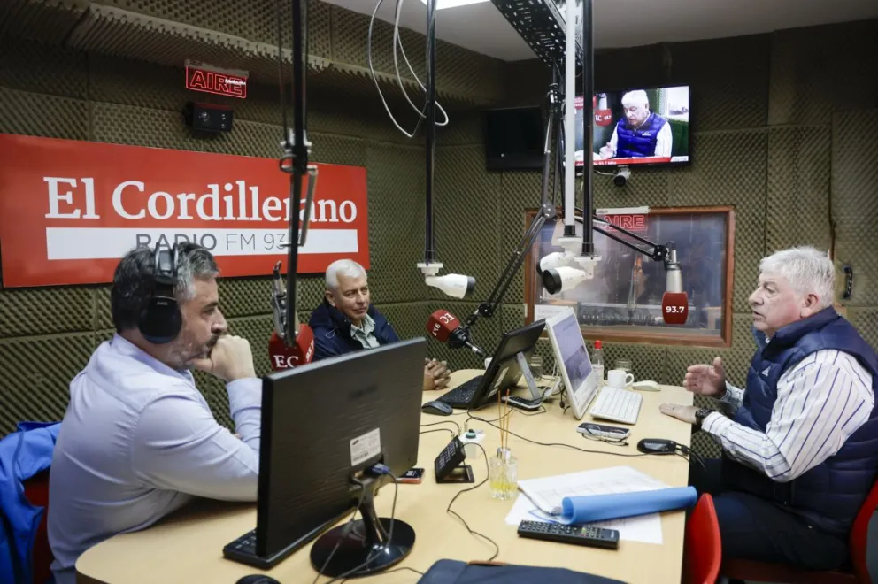 El intendente en el estudio de El Cordillerano Radio. 