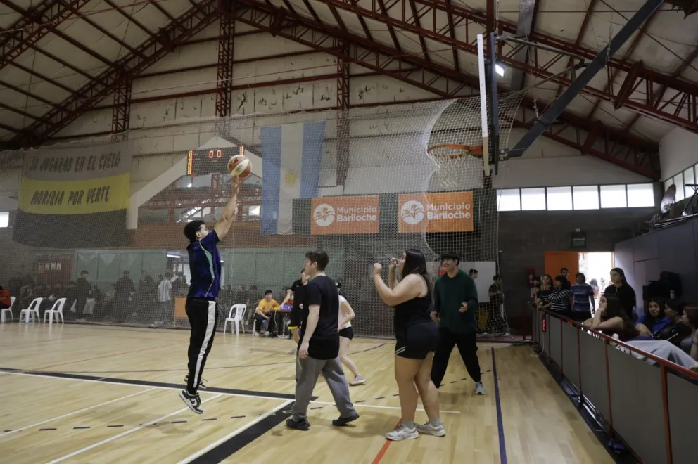 Hoy comenzó la Semana de la Juventud con actividades en el Municipal 3. Fotos: Eugenia Neme. 