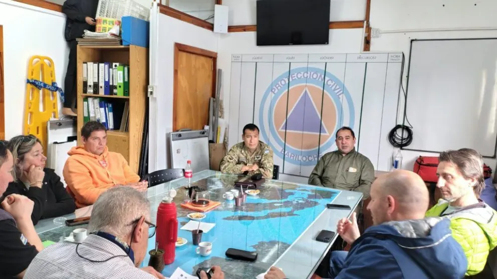 Acción coordinada de Protección Civil municipal, DPA, Ejército Argentino, Delegación Cº Catedral y Protección Civil de Río Negro. Fotos Municipalidad de Bariloche.