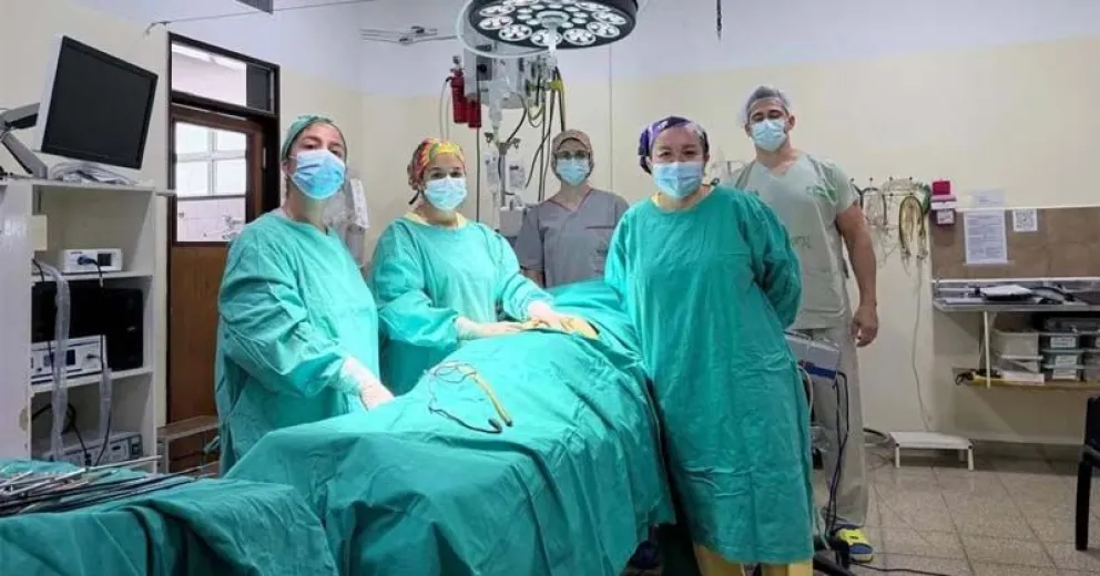 Un equipo interdisciplinario de seis profesionales realizó con éxito una cistectomía ovárica laparoscópica bilateral en el Hospital de Choele Choel, marcando un nuevo avance en las prestaciones quirúrgicas del nosocomio regional. Foto: gentileza.