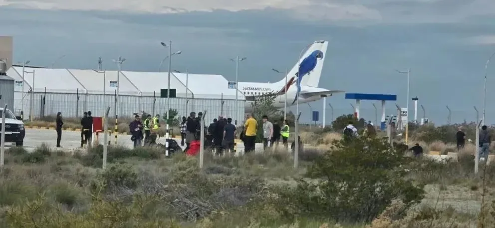 El despliegue de los organismos de seguridad permitió completar las verificaciones sin hallar explosivos y restablecer las operaciones. Foto Ahora Comarca.