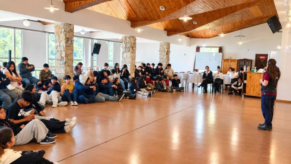 El trabajo se organiza a partir de propuestas que buscan que los estudiantes no solo reciban información, sino que puedan comprenderla, participar y llevar esos conocimientos a su vida cotidiana.
