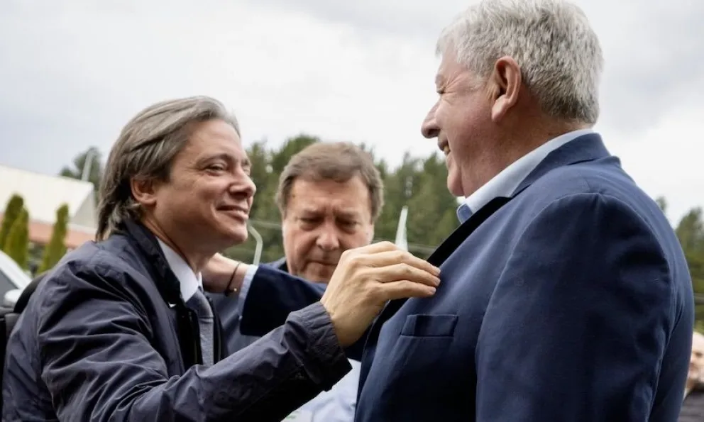 Asinelli, Weretilneck y Cortés en el ingreso a INVAP para el acto conmemorativo de los 25 años de CAF. 