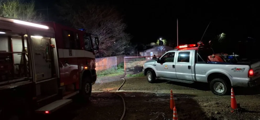 Organismos e instituciones de seguridad trabajaron hasta altas horas de la noche en Pilcaniyeu. Fotos: Bomberos Pilcaniyeu