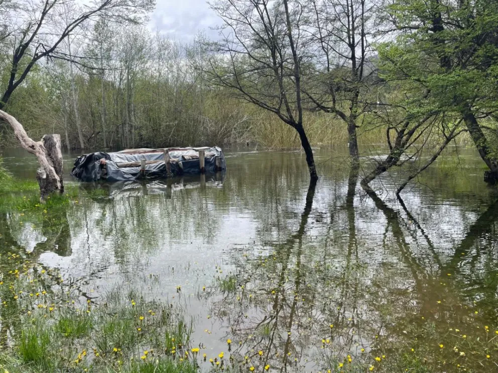Las lluvias persistentes agravaron al situación del arroyo Gutiérrez en Villa Los Coihues. Fotos gentileza.