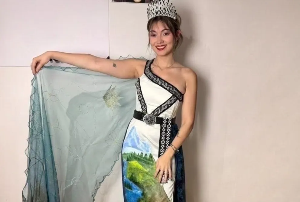 Sofía Abigail Sosa, luciendo el vestido diseñado por Laura Villarroel. Imágenes gentileza.