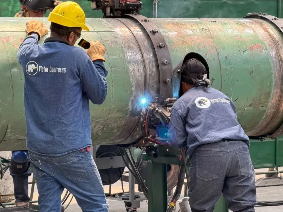 12 trabajadores rionegrinos - entre ellos la primera mujer soldadora especializada del país - realizan una formación intensiva en Buenos Aires a cargo de técnicos de la India. Foto: gentileza.