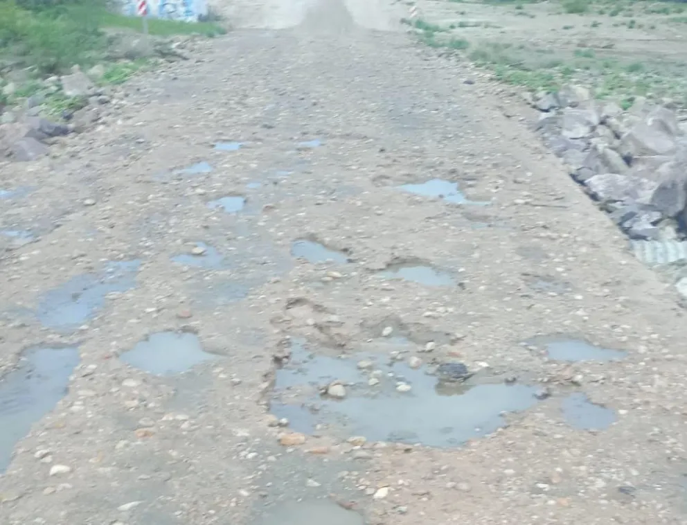 Piden precaución por equipos viales trabajando en Ruta 23. 