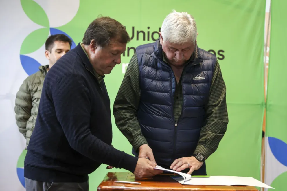 Se firmaron contratos para una batería de obras para Bariloche. Fotos: Euge Neme