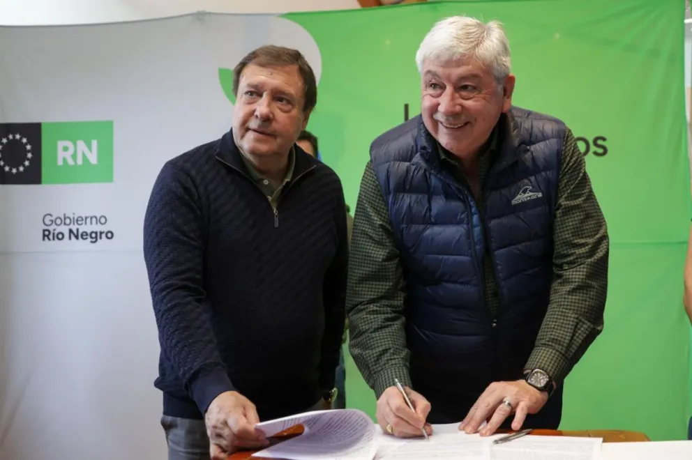 Se firmaron contratos para una batería de obras para Bariloche. Fotos: Euge Neme