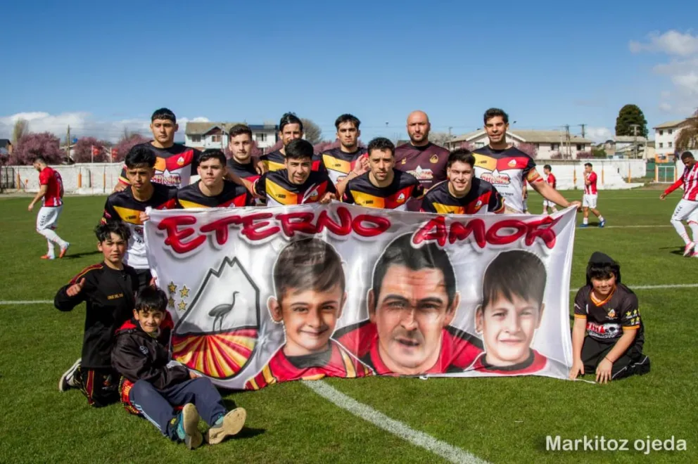 Partido entre Cruz del Sur y Alianza de Cutral Co en el estadio municipal. 