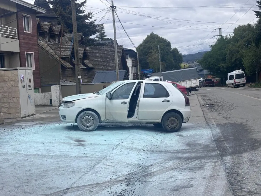 Daños de consideración en un auto que se incendió. Fotos: Euge Neme.