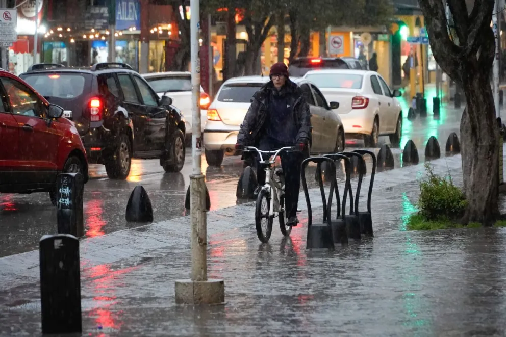 La lluvia es protagonista de la vida de los barilochenses. Fotos: Facundo Pardo 