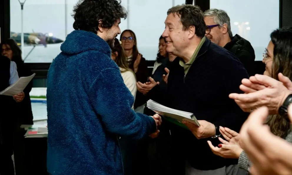 El gobernador entrega reconocimiento a un músico de Bariloche. Foto: Facundo Pardo.