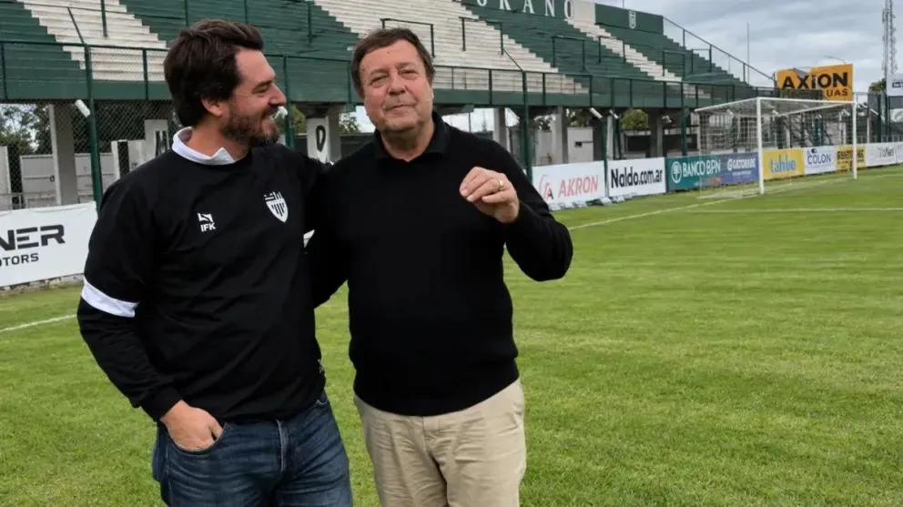 Weretilneck y Buteler, en la cancha con los hinchas. Crédito: Gobierno de Río Negro