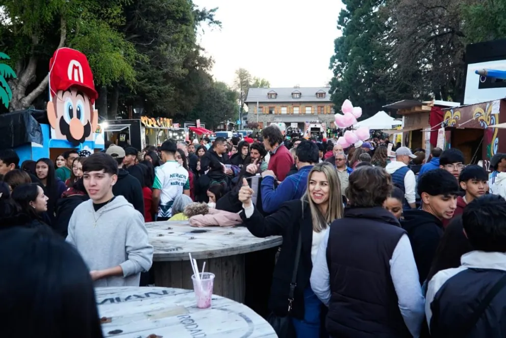 La gastronomía y las actividades estudiantiles marcaron una jornada de gran movimiento en el corazón de Bariloche. Fotos y videos Facu Pardo 