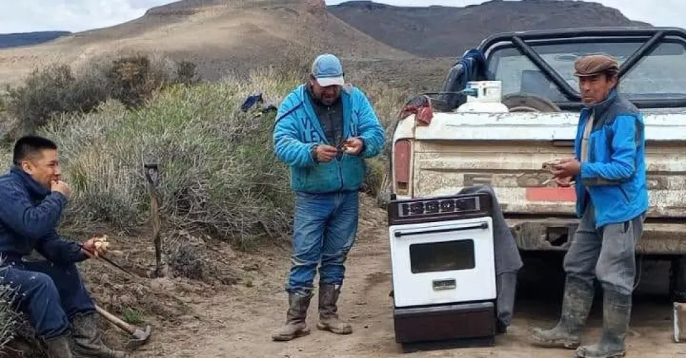 Lejos de preocuparse, decidieron descansar, comer algo y seguir con las tareas para salir del lodo. 