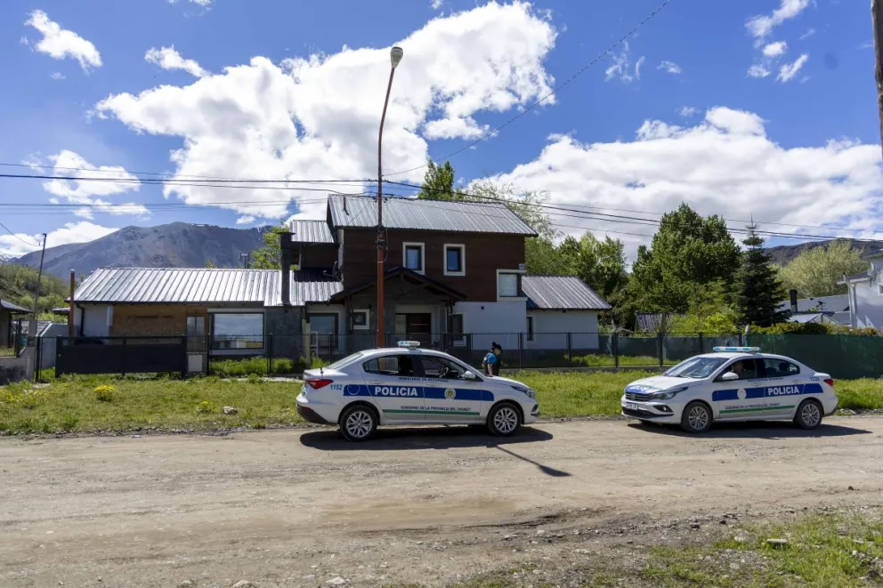 El frente de la vivienda allanada en Esquel. Fotos y videos de Eugenia Neme. 