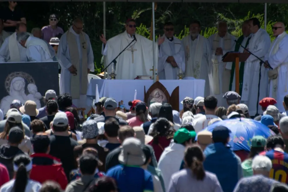 El obispo, en la misa que celebró ante la multitud que fue parte de la peregrinación. Fotos Facundo Britos.