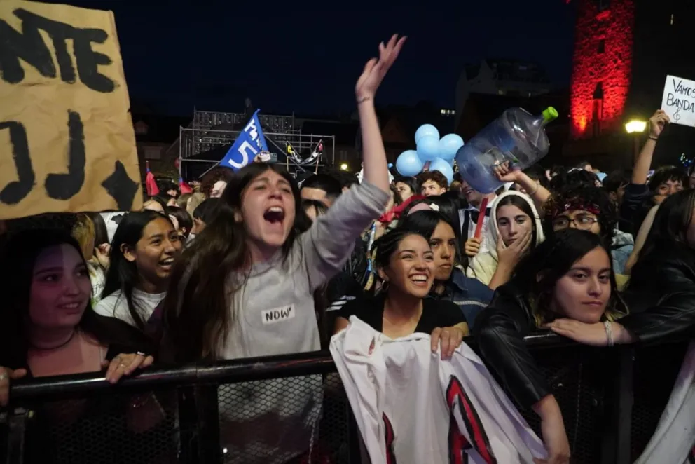 Una noche inolvidable para los quintos y sextos años de 2026 en la ciudad. Fotos Facundo Pardo.