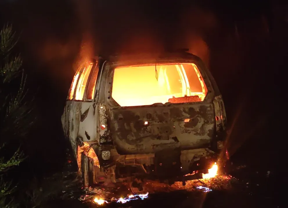 Las llamas consumieron un auto en la zona del barrio Vivero.