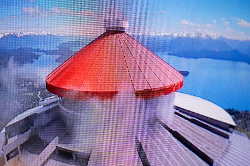 El humo alertó a vecinos del principio de incendio en Cerro Otto. Imagen transmisión de El Cordillerano Radio 