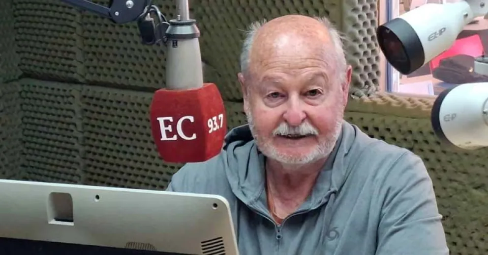 Carlos Aristegui en el estudio de El Cordillerano Radio. 