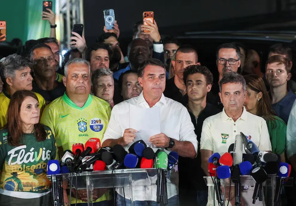 Flávio Bolsonaro hablando con los medios tras perder la segunda vuelta de las elecciones presidenciales.