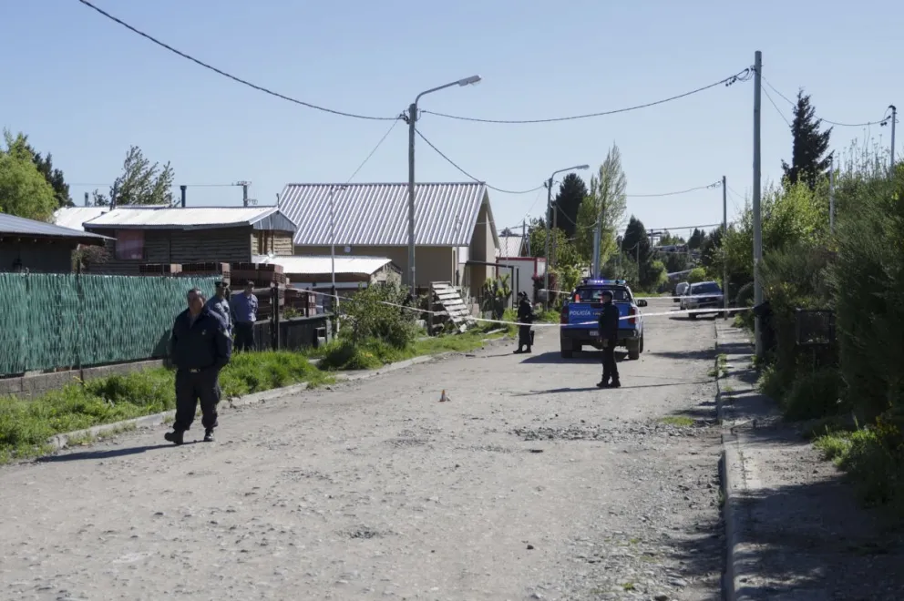 Operativo de seguridad, peritos en zona y hermetismo en un nuevo enfrentamiento entre dos familias en el este de Bariloche. Fotos: Euge Neme.