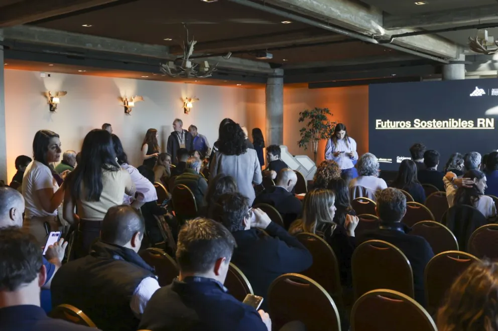 En Bariloche se realizó un encuentro para celebrar que diez nuevas empresas alcanzaron el Certificado B, duplicando el número en la provincia. Fotos Eugenia Neme.